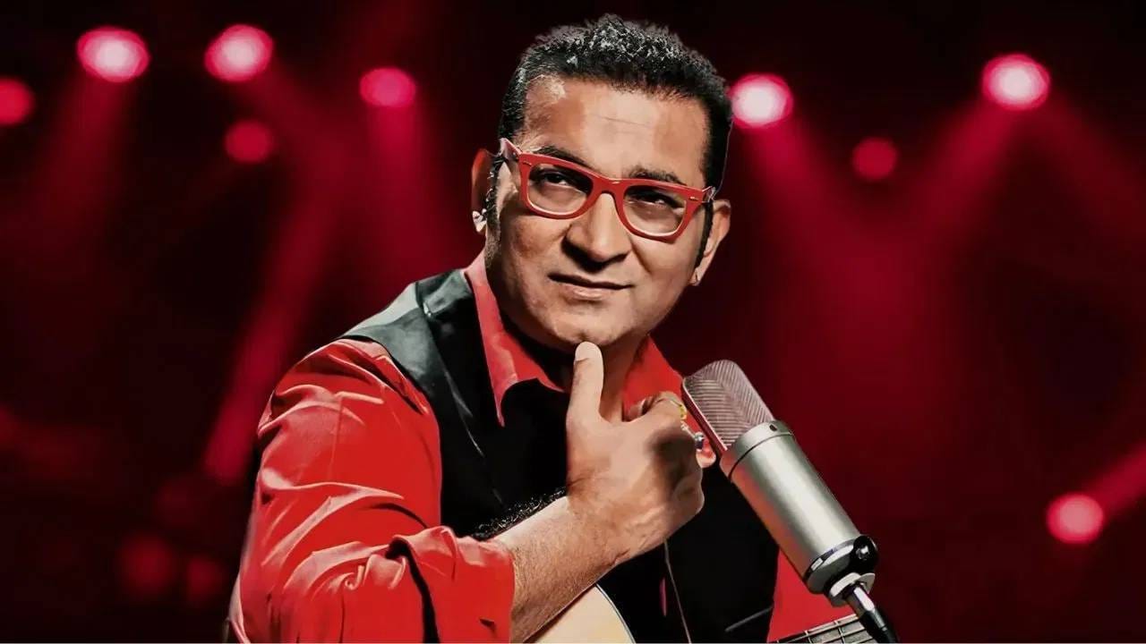 अभिजीत भट्टाचार्य यांनी वेगवेगळ्या भाषांमध्ये एक हजारांहून अधिक गाणी गायली आहेत. त्यांना सर्वाधिक लोकप्रियता ‘तुम दिल की धड़कन में’, ‘तुम्हें जो मैंने देखा’, ‘दिल का जो हाल है’, ‘तेरी आंखें झुकी झुकी’, ‘चुनरी चुनरी’, ‘बादशाह ओ बादशाह’, ‘तुम अगर सामने’, ‘मैं तुझसे ऐसे मिलूं’, ‘जरा सा झूम लूं मैं’, ‘शहर की लड़की’, ‘सुनो ना सुनो ना’ यांसारख्या गाण्यांमुळे मिळाली.