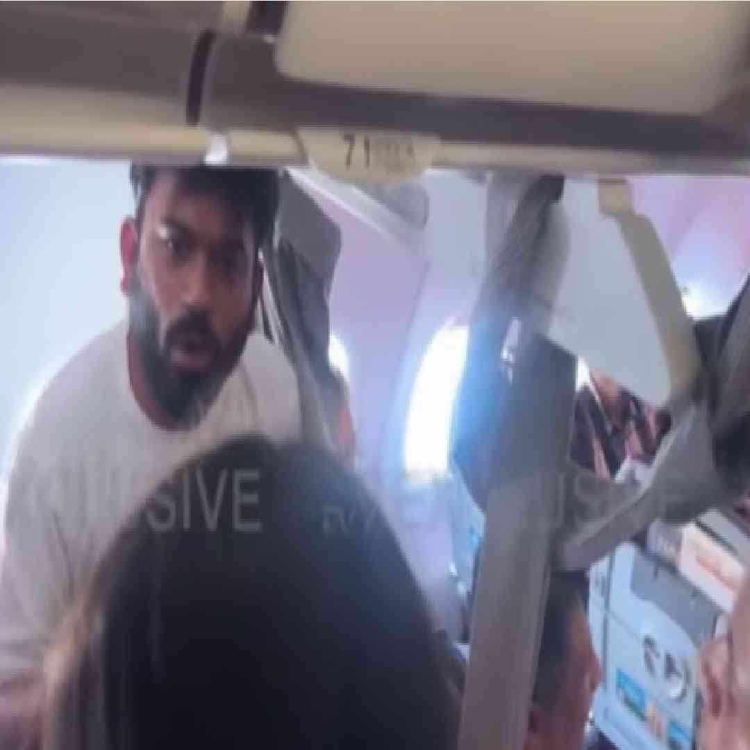  या करा मला अटक करा, मी अटक करुन घेण्यासाठीच आलो आहे असं अभिजीत दीपके अटक करताना बोलत होते. दिल्ली विमानतळावर उतरुही दिलं नाही. त्याआधीच त्यांना ताब्यात घेतलं. 