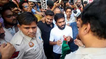 अभिजीत दिपके यांना अटक, दिल्लीत घडामोडींना वेग, मध्यरात्री नेहा बोराला