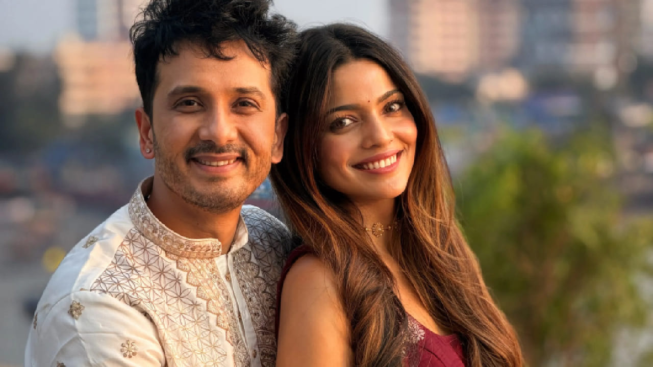 हा चित्रपट 23 ऑक्टोबर रोजी चित्रपटगृहात प्रदर्शित होणार आहे. सध्या या चित्रपटाची आणि पूजा-अभिजितच्या नव्या फोटोशूटची सोशल मीडियावर जोरदार चर्चा रंगली आहे.