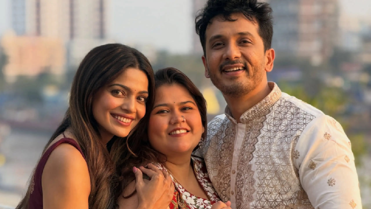 या चित्रपटाचे दिग्दर्शन वेदांती दाणी यांनी केले असून, कथा यशश्री मसुरकर यांनी लिहिली आहे. नात्यांमधील समजूतदारपणा, प्रेम आणि एकमेकांना साथ देण्याचे महत्त्व अधोरेखित करणारा हा चित्रपट सध्या सर्वांचं लक्ष वेधत आहे.