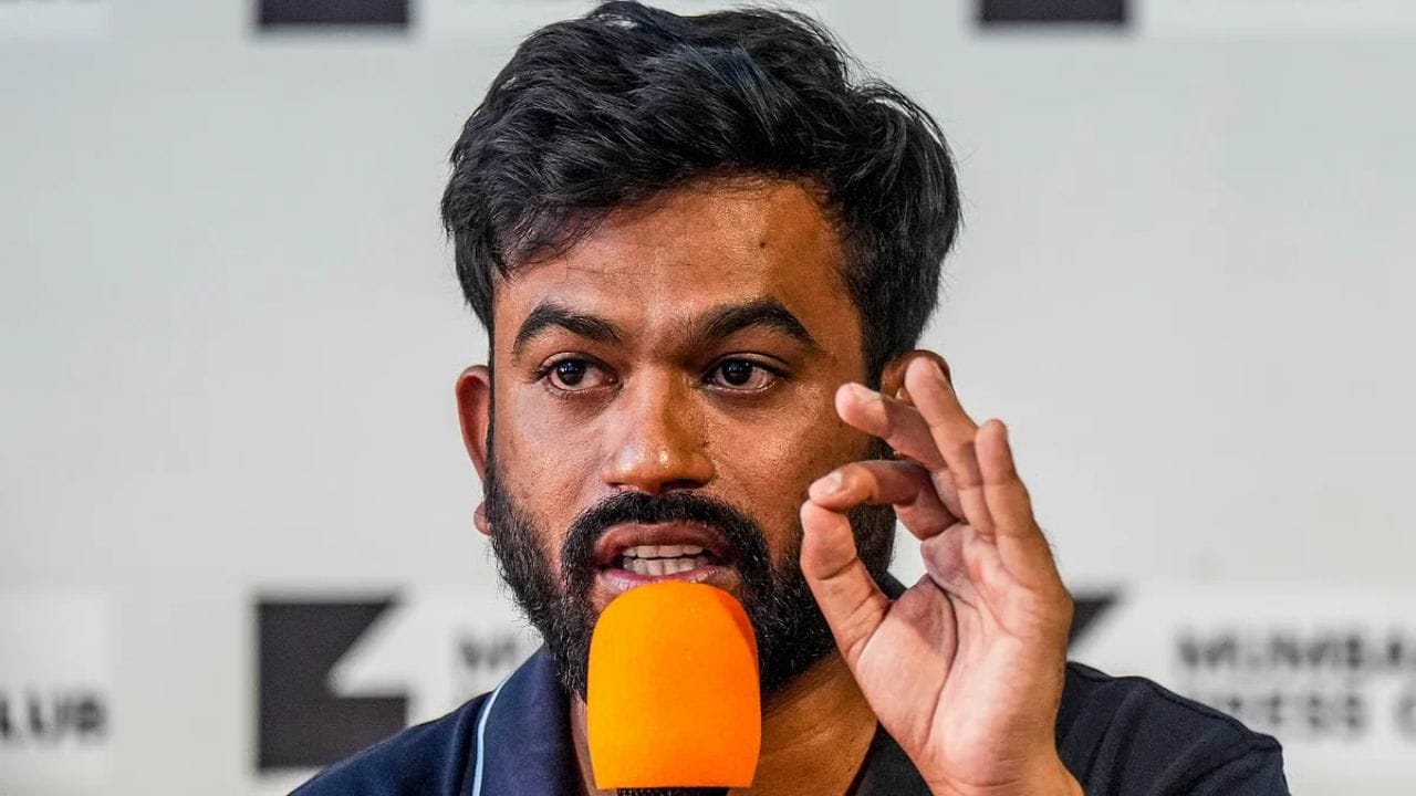 मी 30 हजारांचे शूज वापरतो, अभिजीत दिपके यांचे थेट उत्तर, म्हणाले, विमानाने.. मी 30 हजारांचे शूज वापरतो, अभिजीत दिपके यांचे थेट उत्तर, म्हणाले, विमानाने..