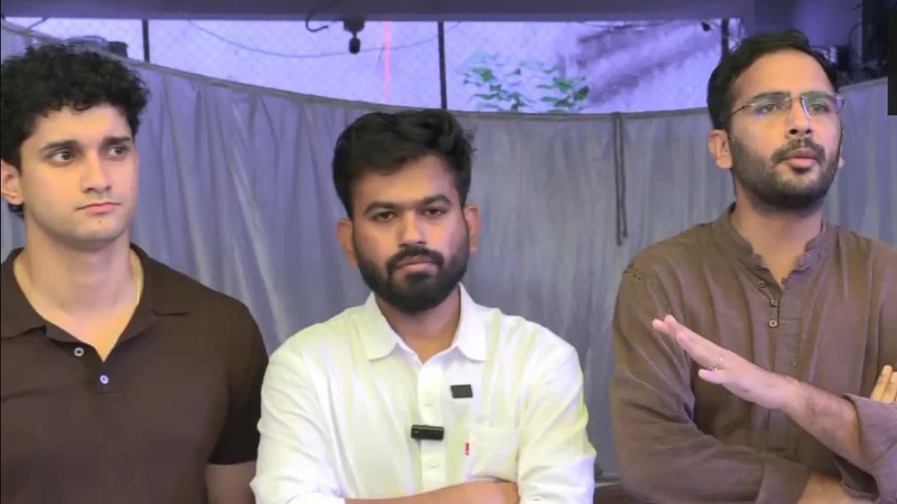 कॉकरोच जनता पार्टीला मोठा धक्का, अभिजीत दिपके, सौरव दास आणि आशुतोष रांका यांना.. कॉकरोच जनता पार्टीला मोठा धक्का, अभिजीत दिपके, सौरव दास आणि आशुतोष रांका यांना..