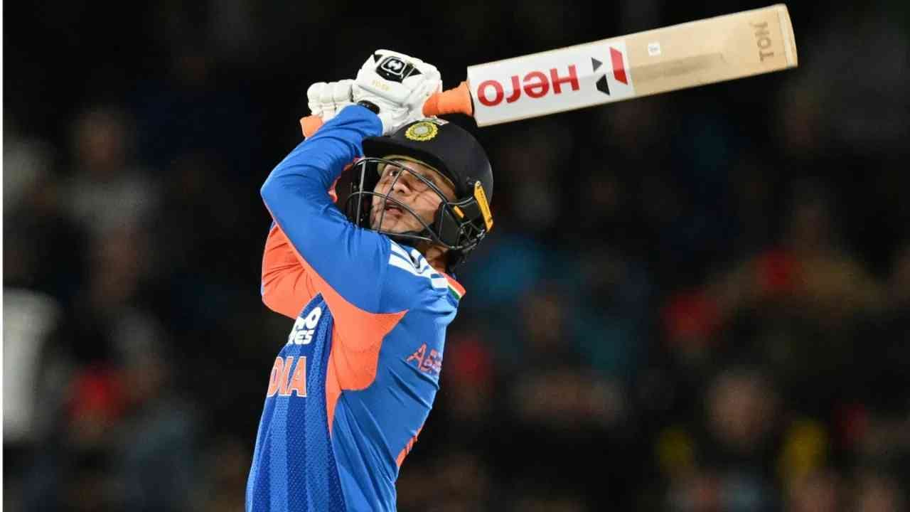 अभिषेक शर्माने 216 इनिंगमध्ये 11 वं टी20 शतक झळकावलं. त्याने 10 शतकं ठोकणाऱ्या विराट कोहलीला मागे टाकलं. विराटने 10 टी20 शतकं झळकवण्यासाठी 413 इनिंग घेतल्या होत्या. (फोटो-PTI)