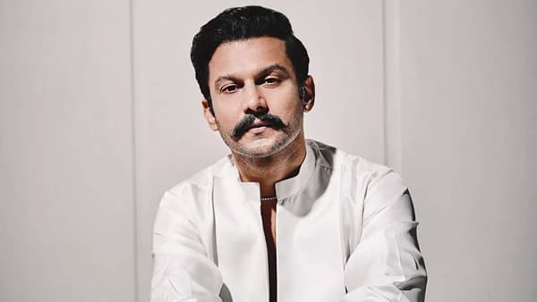 मराठमोळा अभिनेता आदिनाथ कोठारे हा सध्या चांगलाच चर्चेत आहे. त्याच्या नई नवेली या चित्रपटाने बॉक्स ऑफिसवर अक्षरश: धुमाकूळ घातला आहे. सध्या आदिनाथची चांगलीच चर्चा रंगली आहे. त्याच्याकडे एकूण किती संपत्ती आहे? असा प्रश्न अनेकांना पडला आहे. चला जाणून घेऊया त्याच्या एकूण संपत्तीविषयी...