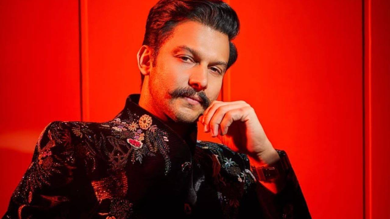 आदिनाथ कोठारेने मराठीसह काही हिट बॉलिवूड चित्रपटांमध्ये महत्त्वाची भूमिका साकारली आहे. त्याची एकूण कमाई ही सिनेमा, जाहिराती आणि प्रोडक्शन हाऊसमधून होते. तो एका सिनेमासाठी लाखो रुपये मानधन घेतो.