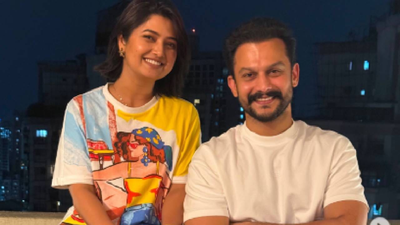 प्राजक्ताने फोटो शेअर करत, त्यावेळी, आम्ही #गौरी चित्रपट प्रकल्पासंदर्भात जवळपास प्रत्येक गोष्टीवर मतभेद विसरुन काम करायचे ठरवले. तयार रहा, आदिजी... हा प्रवास नक्कीच एक रोलर कोस्टर राईड असणार आहे या आशयाचे कॅप्शन दिले आहे.
