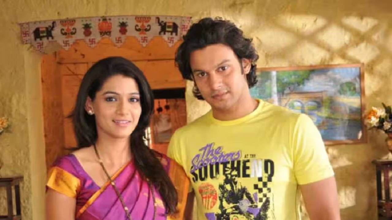 उर्मिला आणि आदिनाथ यांनी जुलै 2026 मध्ये संयुक्त निवेदनाद्वारे विभक्त होत असल्याची माहिती दिली होती. अनेक वर्षांच्या संसारानंतर दोघांनी वेगळं होण्याचा निर्णय घेतला. या निवेदनात त्यांनी आपल्या मुलीच्या संगोपनाला प्राधान्य देणार असल्याचंही स्पष्ट केलं होतं. त्यानंतर आता उर्मिलाने इन्स्टाग्रामवरील युजरनेममध्ये बदल करत ‘कोठारे’ऐवजी ‘कानेटकर’ हे माहेरचं आडनाव स्वीकारलं आहे.