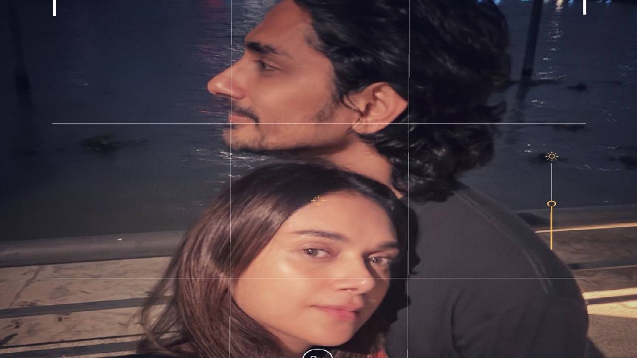 रात्री पाण्याच्या काठावर काढलेले काही फोटोही अदितीने शेअर केले आहेत. यामध्ये अदितीने सिद्धार्थला प्रेमाने मिठी मारली. दोघेही आपल्या आलिशान व्हेकेशनचा मनमुराद आनंद घेत असल्याचे दिसते. हे कपल बँकॉकमधील कॅपेला बँकॉक या आलिशान हॉटेलमध्ये थांबले असून, तिथून त्यांनी आपल्या सुट्टीतील काही खास आठवणी चाहत्यांसोबत शेअर केल्या आहेत.