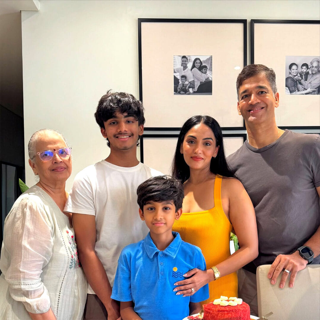या खास सोहळ्याला ऐश्वर्या राय बच्चन आणि तिची मुलगी आराध्या बच्चन उपस्थित होती. या फोटोंमध्ये आराध्या तिच्या चुलत भावांसोबत आनंदाने वेळ घालवताना दिसली. विहान आणि शिवांश यांच्यासोबत आराध्याची चांगली बॉन्डिंग असल्याचं या फोटोंमधून दिसून आलं. 
