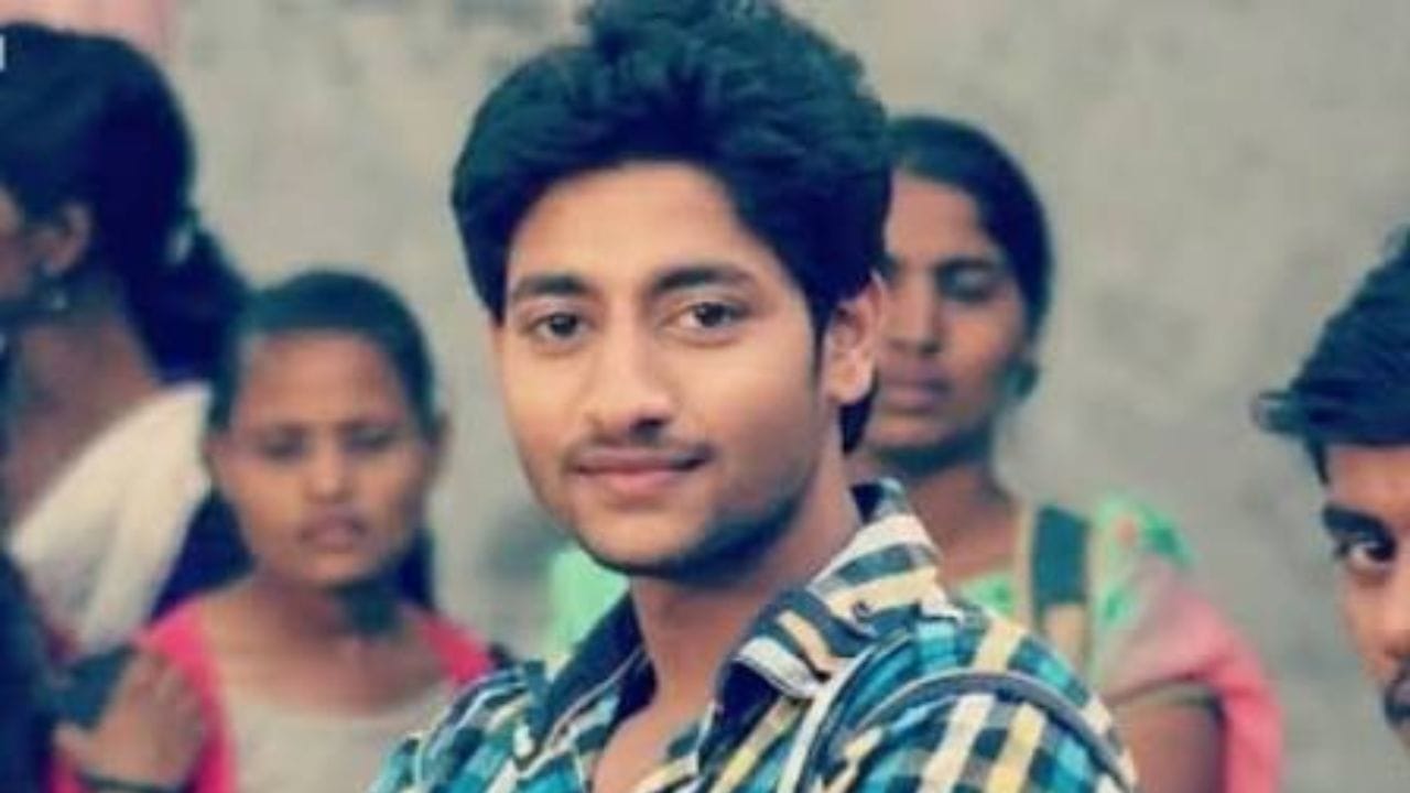 आकाश ठोसरची ‘सैराट’साठी दिग्दर्शक नागराज मंजुळे यांनी निवड केली होती. छोट्या गावातून आलेल्या आकाशला अभिनयासोबतच कुस्तीचीही आवड आहे. ‘सैराट’नंतर त्याने काही चित्रपटांमध्ये काम केलं, मात्र त्यांना ‘सैराट’सारखं यश मिळालं नाही.