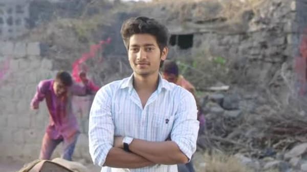 ‘सैराट’ या गाजलेल्या सिनेमातून ‘परश्या’च्या भूमिकेतून घराघरात पोहोचलेला अभिनेता आकाश ठोसर सध्या मोठ्या पडद्यावर फारसा दिसत नाही. त्यामुळे आकाश सध्या नेमकं काय करतोय, असा प्रश्न त्याच्या चाहत्यांना पडला आहे.