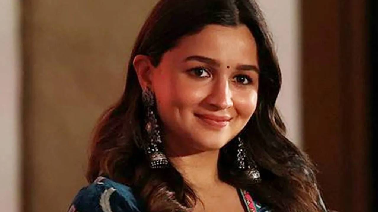 बॉलिवूडमधील आघाडीची अभिनेत्री आलिया भट्टकडेही ब्रिटिश नागरिकत्व आहे. तिची आई सोनी राजदान ही ब्रिटिश वंशाची आहे. त्यामुळे जन्माच्या आधारावर आलियाकडे ब्रिटनचा पासपोर्ट आहे. मात्र, ती भारतात राहूनच हिंदी चित्रपटांमध्ये काम करते.