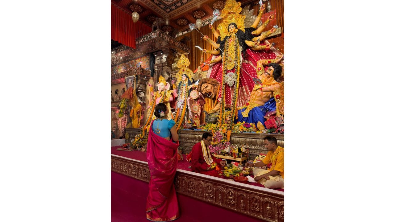 सुप्रसिद्ध अभिनेत्री आलिया भट्ट मुंबईतील 80व्या नॉर्थ बॉम्बे सार्वजनिक दुर्गापूजा मंडपात दुर्गामातेच्या दर्शनासाठी पोहोचली होती. यावेळी तिने नेसलेल्या सुंदर पारंपरिक साडीने सर्वांचे लक्ष वेधून घेतले असून, तिच्या लूकची सध्या सर्वत्र चर्चा सुरू आहे.