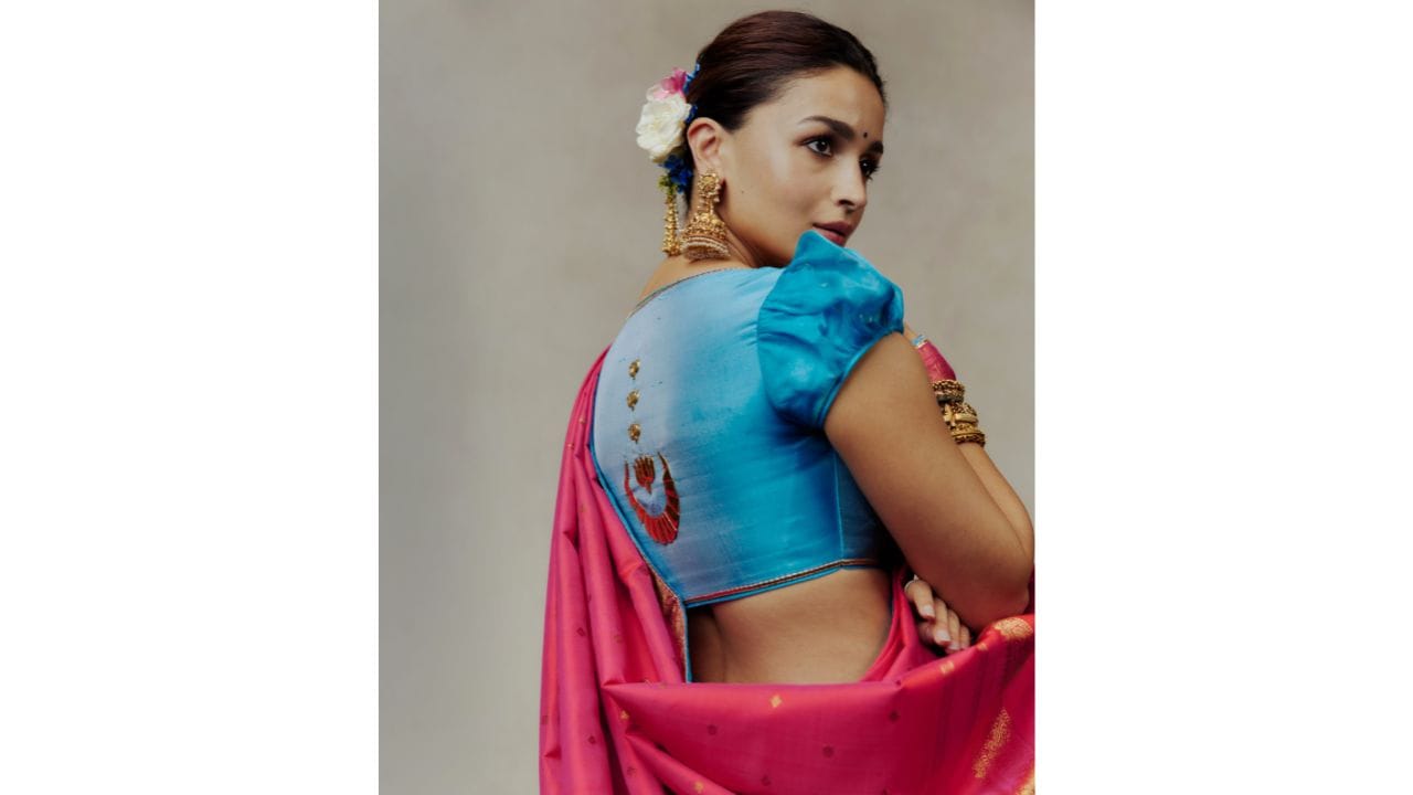 गुलाबी साडीसोबत आलियाने निळ्या रंगाचा पफ स्लीव्हज असलेला ब्लाऊज परिधान केला होता.