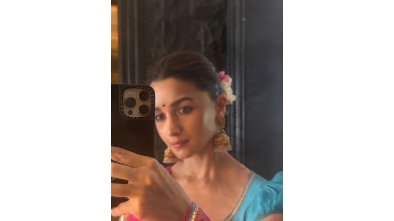 आलियाने आपल्या साडीवर सोन्याचे झुमके, हातात सोन्याच्या बांगड्या घालून लूक पूर्ण केला. साध्या पण आकर्षक दागिन्यांमुळे तिच्या पारंपरिक सौंदर्यात अधिक भर पडली.