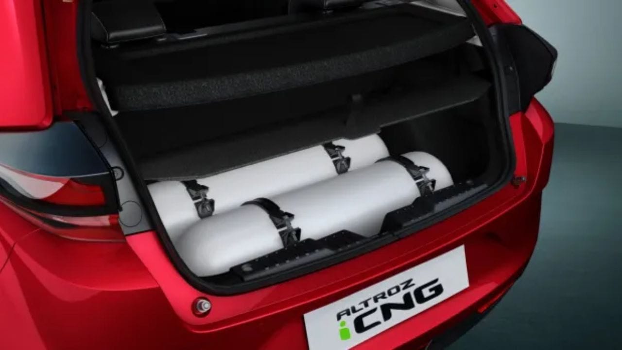 Tata Altroz CNG  - टाटा अल्ट्रोझला पॉवर देण्यासाठी एक  CNG पॉवरट्रेन देखील आहे. ज्यात हे  इजिन 73bhp ची पॉवर  आणि  103nm चे टॉर्क जनरेट करण्यासाठी ट्यून केले जाते. हे  इंजिन  5-स्पीड म्यॅन्युअल गिअरबॉक्ससह येथे. हे केवळ  1.2-लिटर नॅच्युअरली एस्पिरेटेड पेट्रोल इंजिन आहे. यात 6-स्पीड ड्युअल-क्लच ऑटोमॅटिक ट्रान्समिशन मिळते.  या वेंटीलेटेड फ्रंट सिटसह लेदर सिटिंग, 10.25 इंचाचा फ्लोटिंग टचस्क्रीन इंफोटेनमेंट सिस्टीम, 10.16 इंचाचा फुली डिझीटल इंस्ट्रूमेंट कंसोल, वायरलेस एंड्रॉइड ऑटो आणि एप्पल कारप्ले सिस्टीम दिली आहे. किंमत: 7,29,990 रुपये 