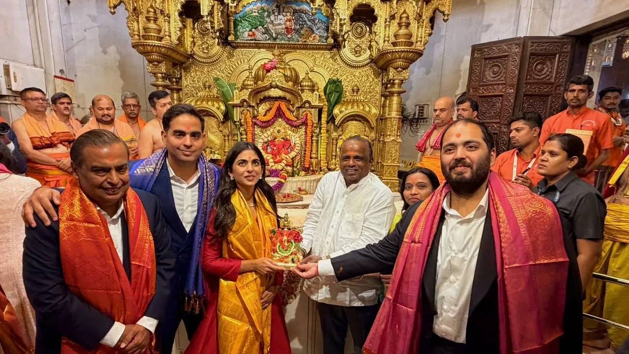 रिलायन्स इंडस्ट्रीज लिमिटेडचे चेअरमन मुकेश अंबानी यांनी आज मुंबईतील श्री सिद्धिविनायक गणपति मंदिरात जाऊन दर्शन घेतलं.