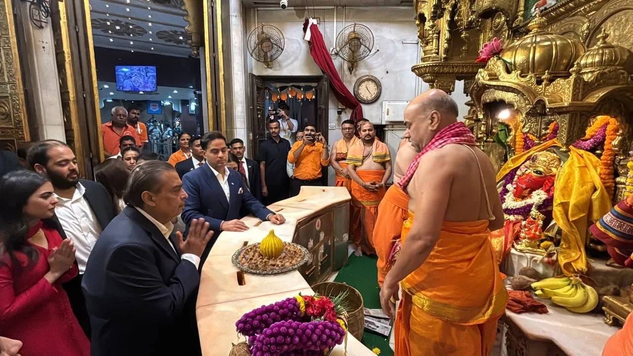 जिओ प्लॅटफॉर्म्सच्या शेअर बाजारातील ऐतिहासिक लिस्टिंगच्या दिवशी अंबानी कुटुंबाने सिद्धिविनायकाच्या दरबारात हजेरी लावून गणरायाचे आशीर्वाद घेतले.