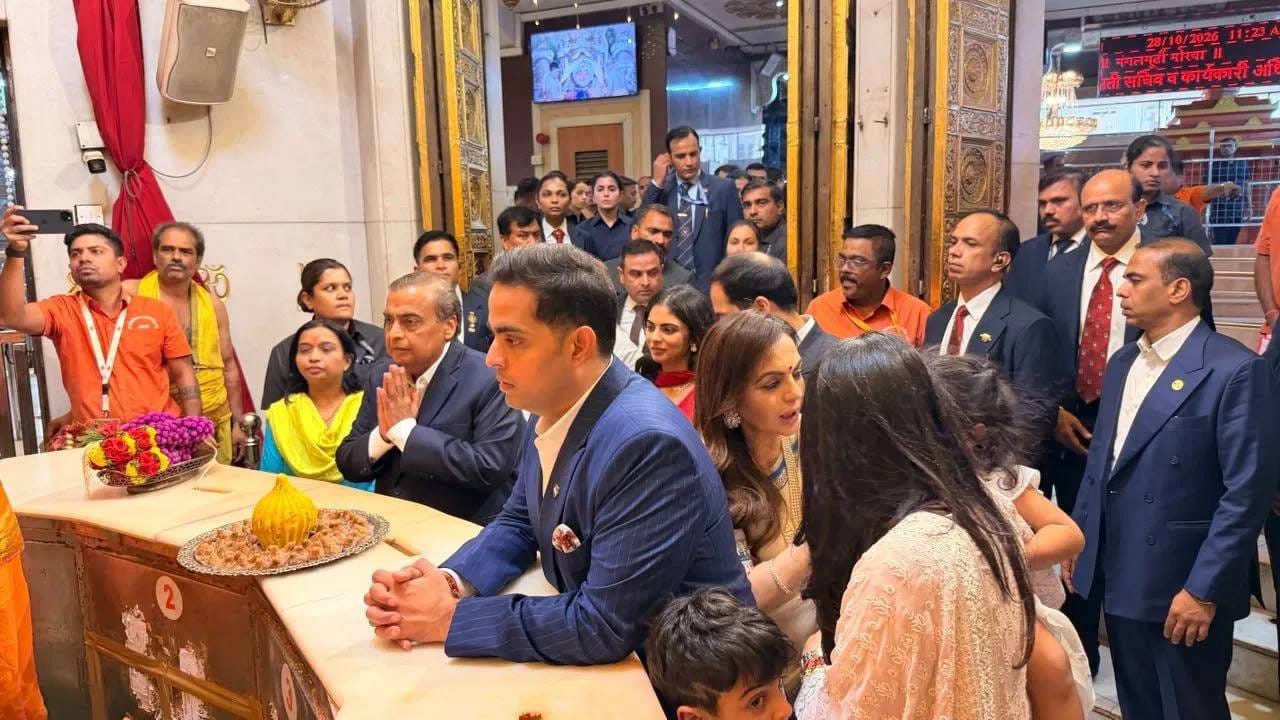 जिओ प्लॅटफॉर्म्सने बुधवारी शेअर बाजारात दमदार सुरुवात केली. कंपनीचे शेअर्स 1,119 या आयपीओच्या इश्यू प्राइसच्या तुलनेत 1,358 रुपयावर सूचीबद्ध झाले. म्हणजेच, शेअर्सची लिस्टिंग सुमारे 21.3 टक्के प्रीमियमवर झाली. या लिस्टिंगला भारतीय शेअर बाजारातील एक महत्त्वपूर्ण उपलब्धी मानली जात आहे.