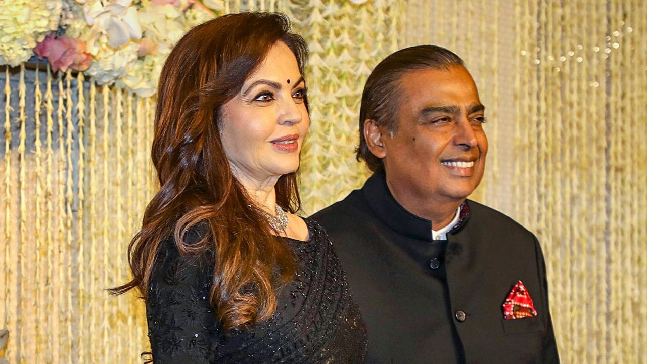 गुजरातच्या जामनगर येथील वंतारा येथे जवळपास 9 लाख गायी आहेत, ज्याचा सांभाळ आम्ही करतो. अनंत फक्त वनताराच नाही तर घरातही 6 गायी आहेत.