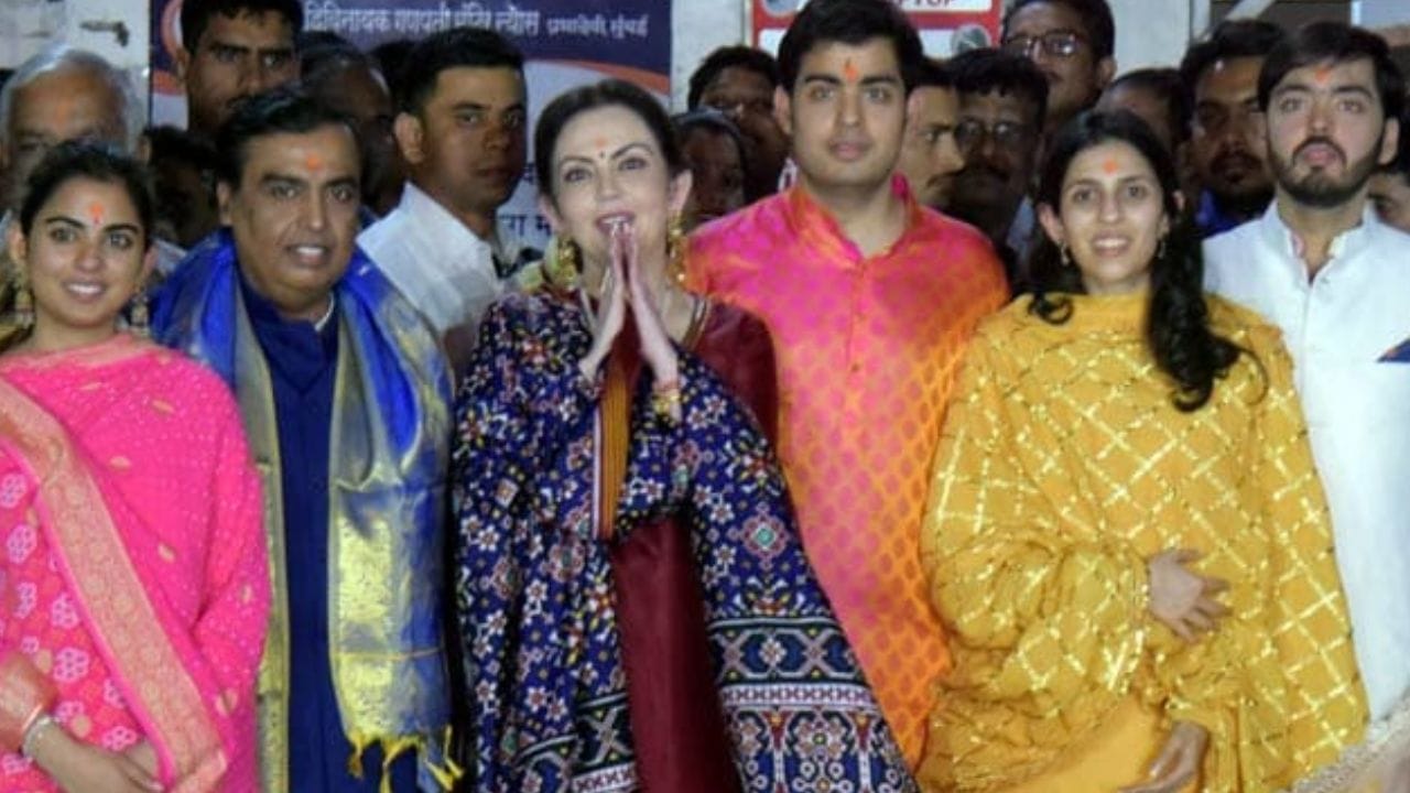 घरात सहा गायी असल्याचा मोठा खुलासा अनंत अंबानीने केला. याच गायीचे दूध अंबानी कुटुंबिय आहारात घेत असल्याचीही माहिती आहे.