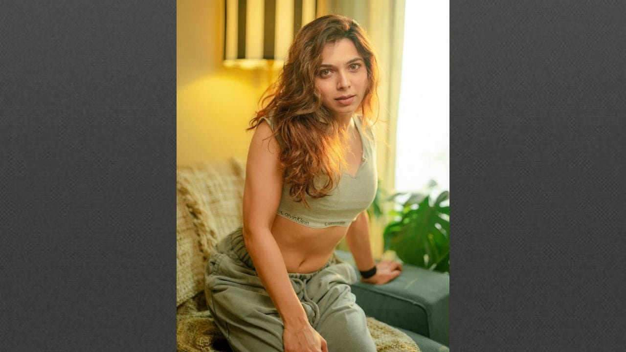 अभिनयासोबतच अनघाचा मनोरंजन क्षेत्रातील प्रवासही वेगळा आहे. पडद्यामागे ब्रँड मॅनेजर म्हणून काम केल्यानंतर तिने अभिनयाकडे वळत स्वतःची ओळख निर्माण केली. सध्या ‘लग्नानंतर होईलच प्रेम’ मालिकेतील डॉ. आर्या या भूमिकेमुळे ती पुन्हा चर्चेत आहे.