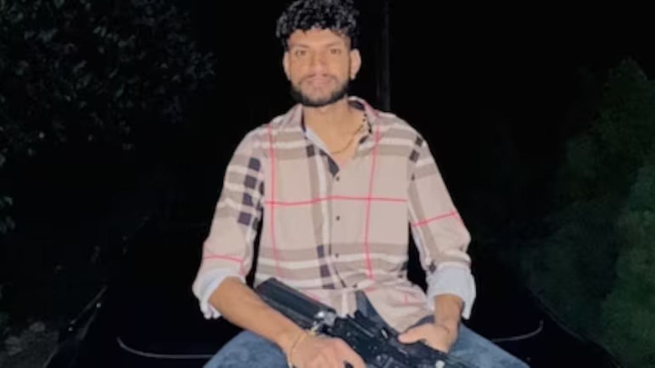 टायगर श्रॉफ गोळीबार प्रकरण; जबाबदारी स्वीकारणारा अनिल पंडित नेमका कोण ? पोलिसांनी उचलले हे पाऊल टायगर श्रॉफ गोळीबार प्रकरण; जबाबदारी स्वीकारणारा अनिल पंडित नेमका कोण ? पोलिसांनी उचलले हे पाऊल