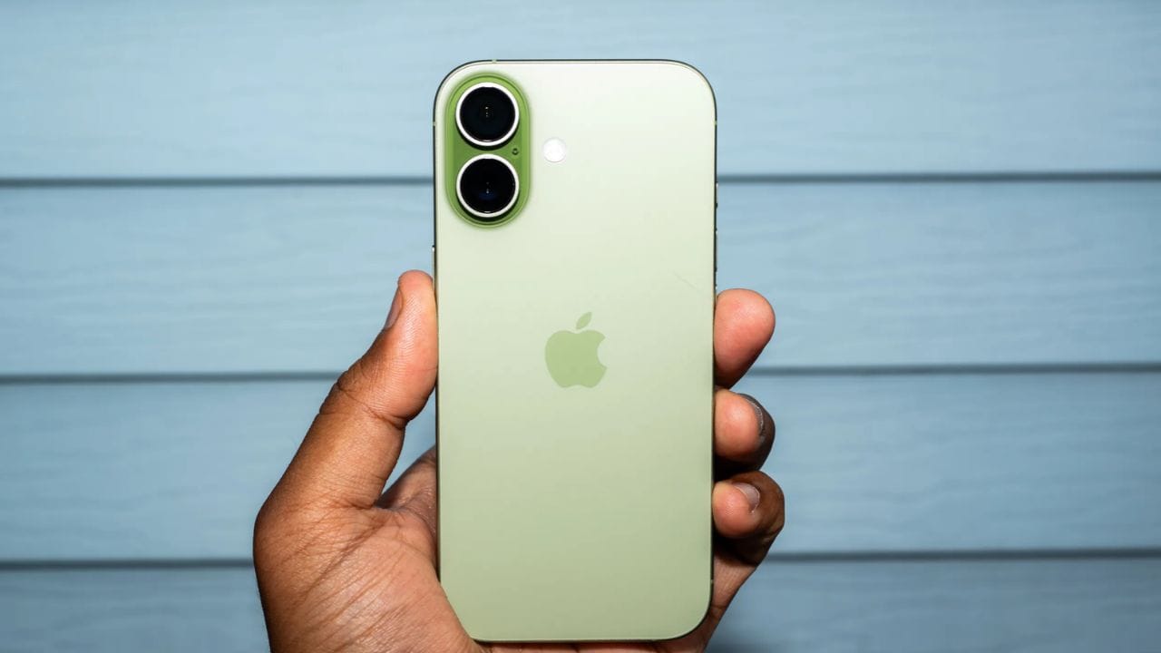 iPhone 17 मध्ये 6.3-इंचाचा LTPO Super Retina XDR OLED डिस्प्ले आहे. अनेक फिचर्स या फोनकडून ग्राहकांना मिळत आहेत. या फोनची प्रचंड क्रेझ आहे. त्यातच फ्लिपकार्टककडून सेलचा धमाका करण्यात आला.