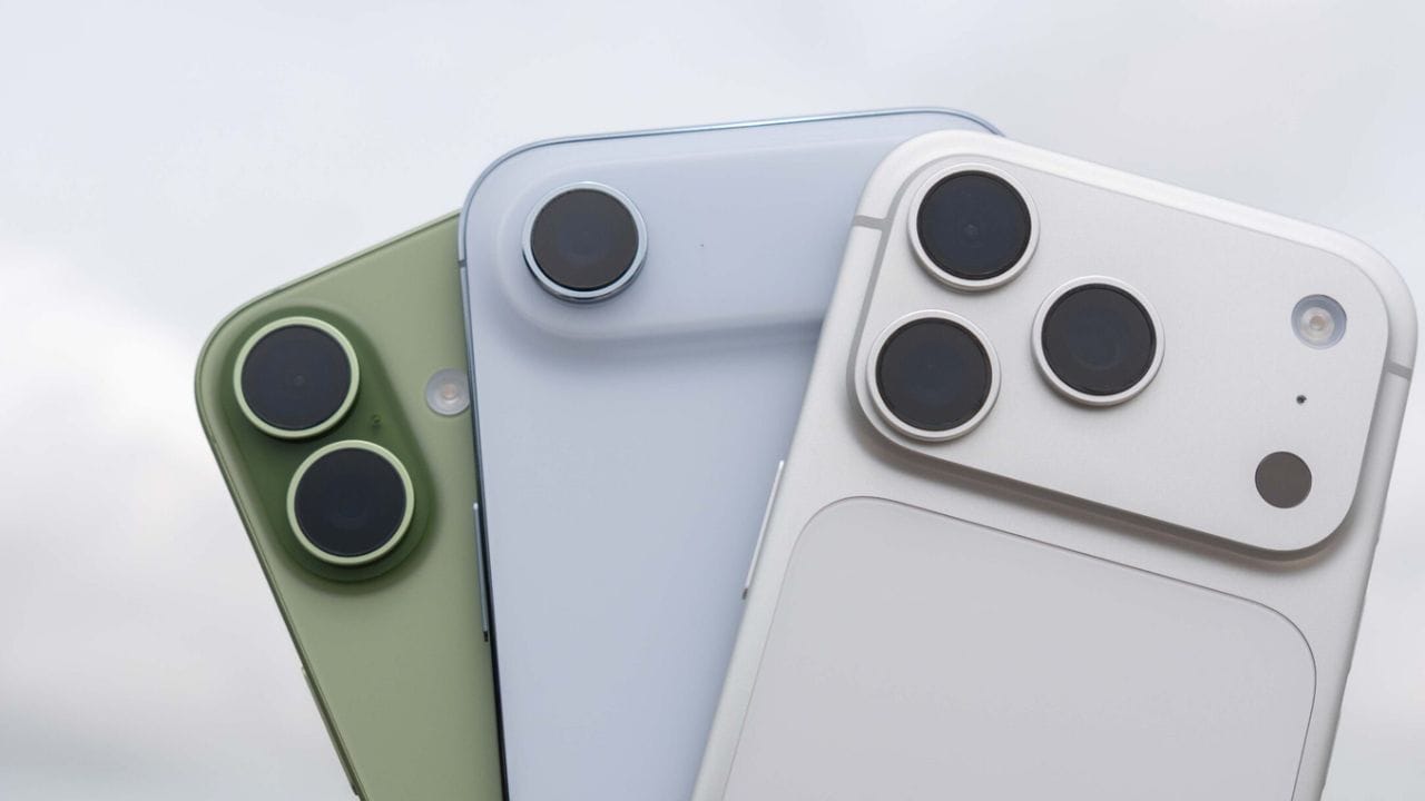 फ्लिपकार्टच्या सेलमध्ये Apple iPhone 17 स्वस्ता मिळणार आहे. Apple ने सप्टेंबर महिन्यात Apple iPhone 17 ला 82,900 रूपयांमध्ये लॉन्च केले. जवळपास लोक Apple iPhone 17 स्वस्त होण्याची वाट पाहत होते. पण कंपनीने त्याची किंमत थेट 99,900 केली.