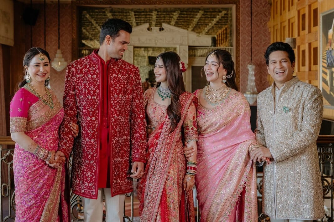 सचिन तेंडुलकर यांचा मुलगा आणि क्रिकेटपटू अर्जुन तेंडुलकर याची पत्नी सानिया चंडोक सध्या तिच्या सुंदर लूकमुळे सोशल मीडियावर चर्चेत आहे.
