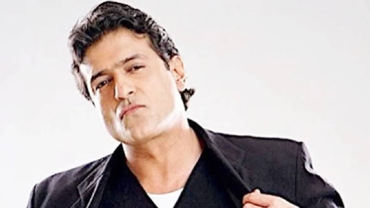 अरमान कोहली - ‘बिग बॉस 7’मध्ये आपल्या आक्रमक स्वभावामुळे सतत चर्चेत राहिलेला अभिनेता अरमान कोहलीदेखील कायदेशीर अडचणीत सापडला होता. ऑगस्ट 2021 मध्ये NCB ने अरमान कोहलीच्या मुंबईतील जुहू येथील घरावर छापा टाकला होता. या कारवाईनंतर ड्रग्जशी संबंधित प्रकरणात त्याला अटक करण्यात आली. त्याच्यावर एनडीपीएस कायद्यांतर्गत गुन्हा दाखल करण्यात आला होता. या प्रकरणानंतर अरमान कोहलीला काही काळ तुरुंगात राहावे लागले