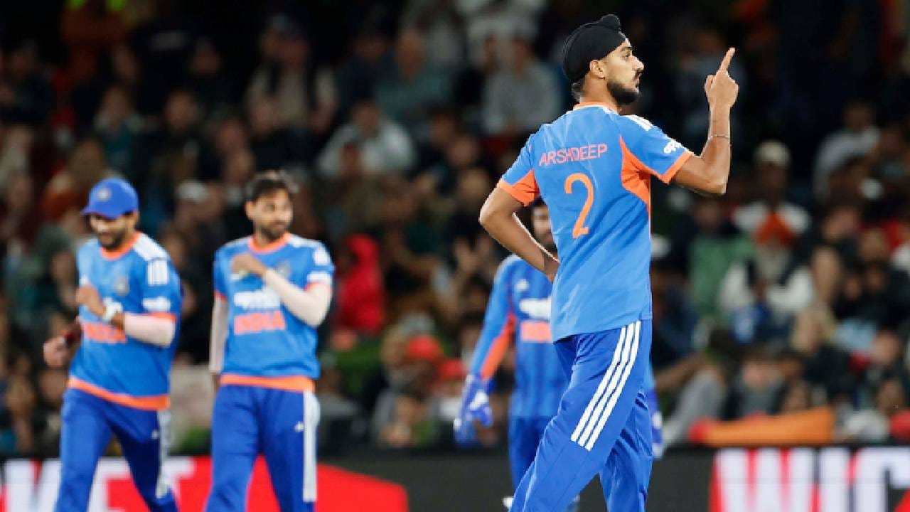 सूर्यकुमार यादव आणि अक्षर पटेल यांनी प्रत्येकी 113 टी-२० आंतरराष्ट्रीय सामने खेळले आहेत. तर अर्शदीप सिंग आणि जसप्रीत बुमराह यांनी प्रत्येकी 100 सामने खेळत या यादीत संयुक्तपणे पाचवे स्थान मिळवले आहे.