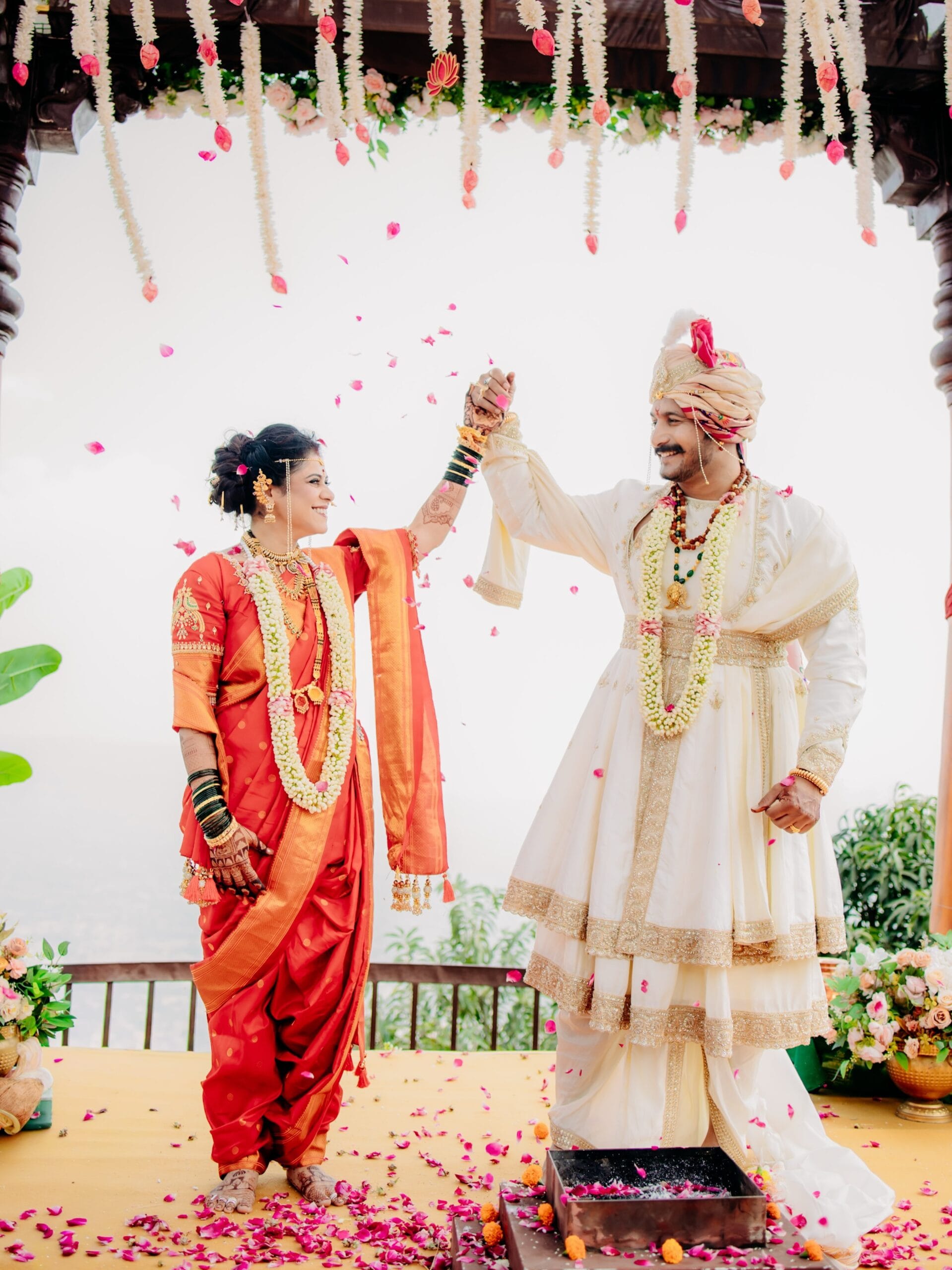 सोशल मीडियावर अश्विनीच्या लग्नाचे फोटो व्हायरल झाले आहेत. या फोटोंवर चाहत्यांनी कमेंट्स आणि लाइक्सचा वर्षाव केला आहे.