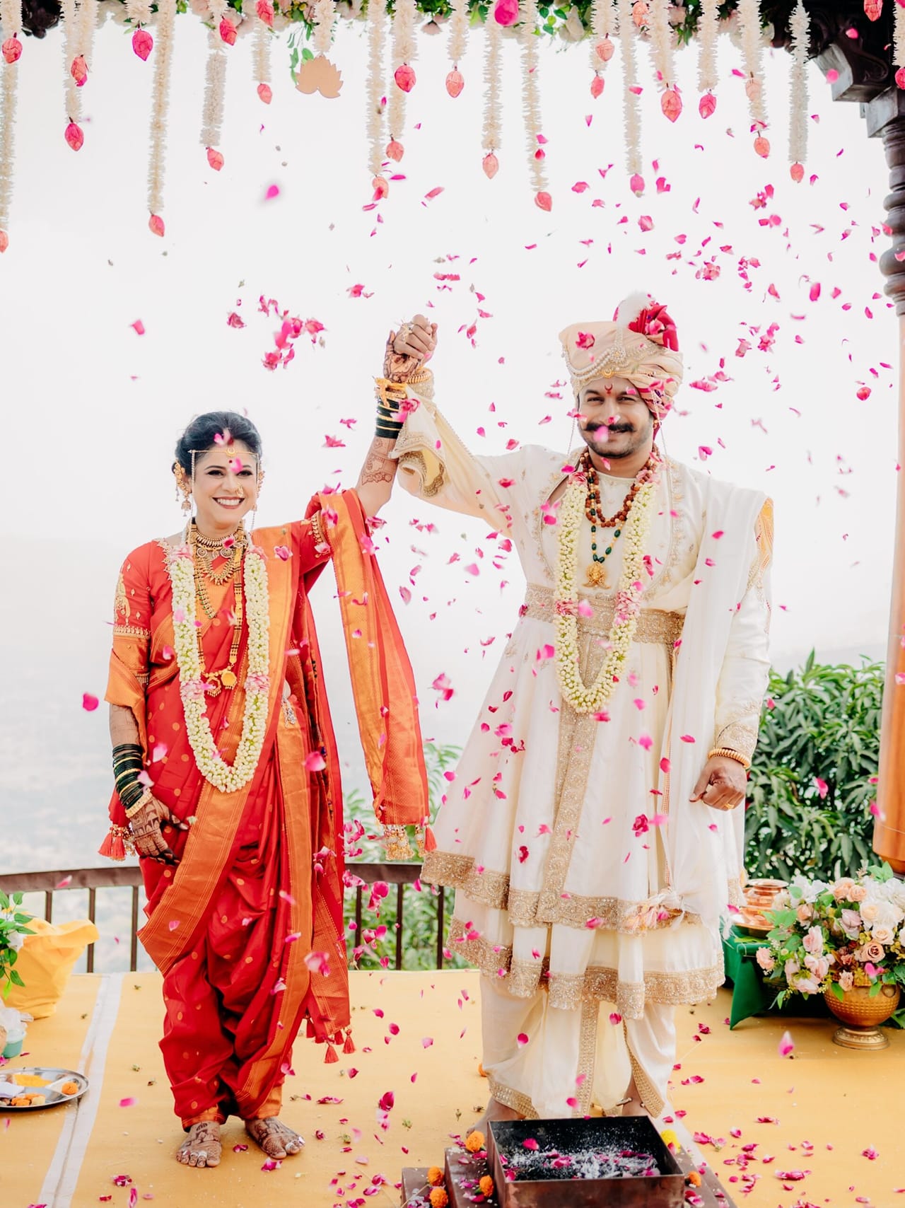 'आई कुठे काय करते' या लोकप्रिय मालिकेतून घराघरात पोहोचलेली अभिनेत्री अश्विनी महांगडे ही नुकताच लग्नबंधनात अडकली आहे. तिने लग्नातील फोटो सोशल मीडियावर शेअर केले आहेत.