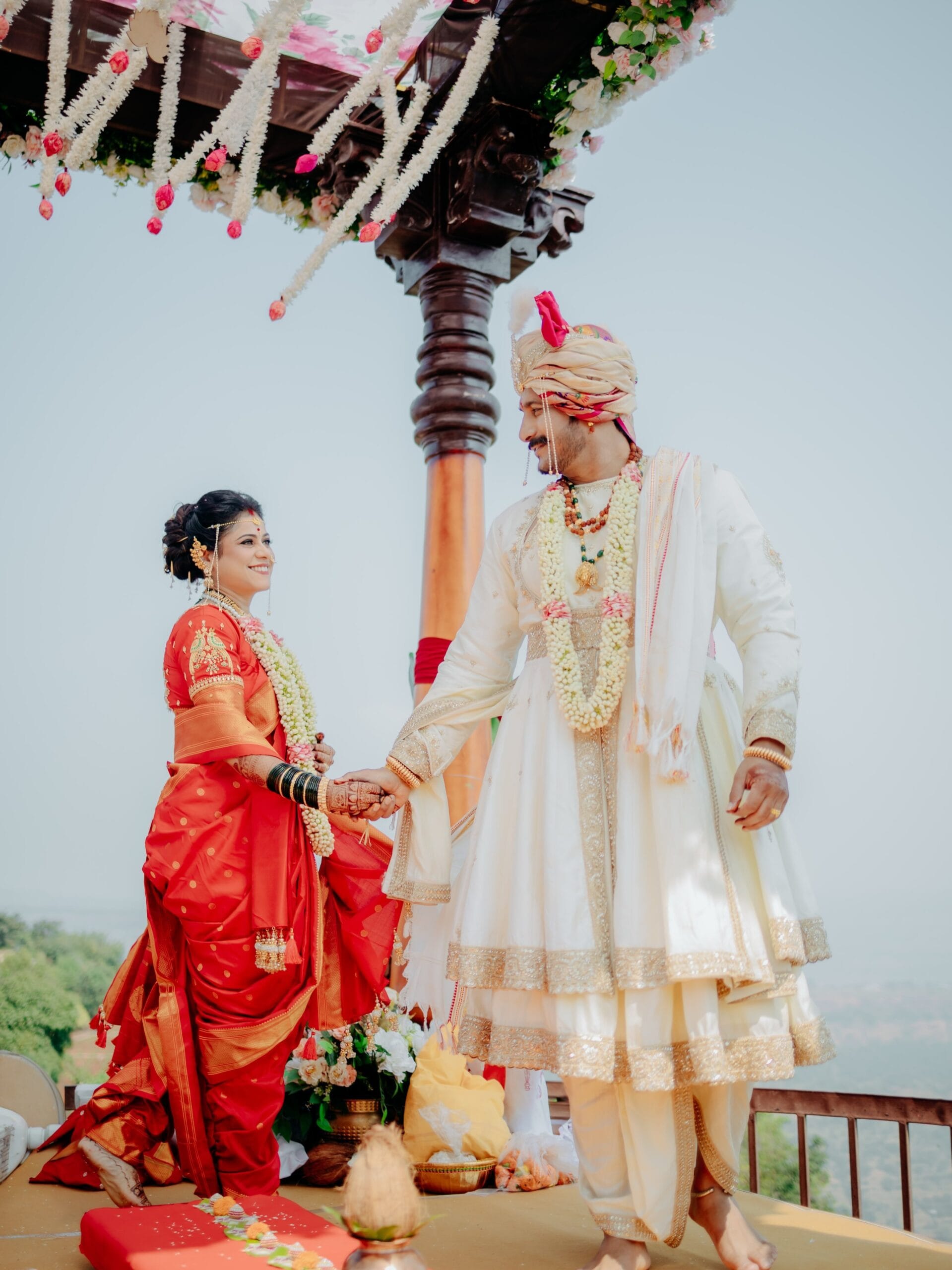 अश्विनीने लग्नात लाल रंगाची नऊवारी साडी परिधान केली आहे. तर अभिनेते भूषणने पेशवाई लूक केला आहे. दोघेही लग्नात अतिशय सुंदर दिसत आहेत.