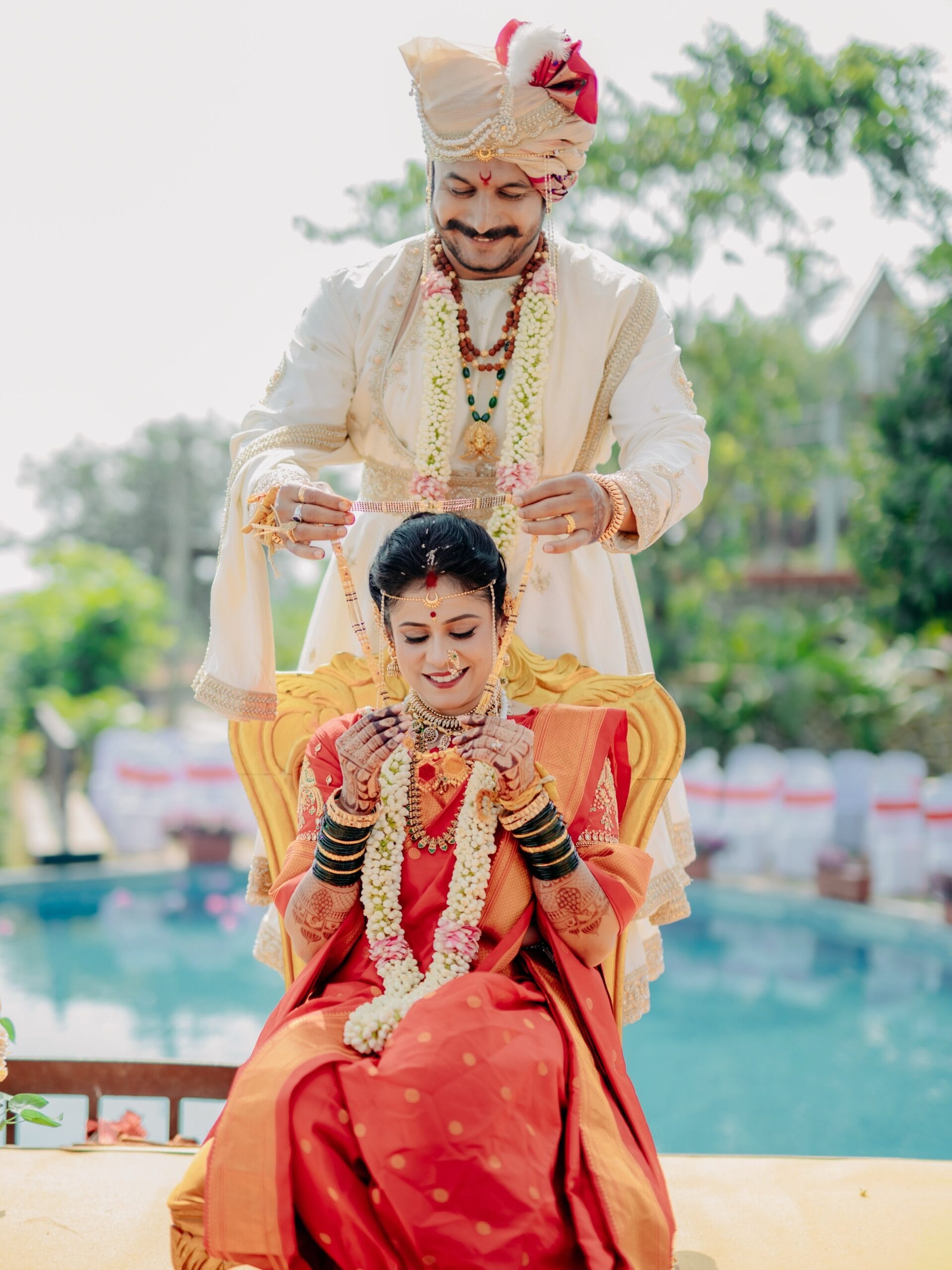 अश्विनीने शेअर केलेल्या फोटोंमध्ये तिच्या शाही लग्नाची झलक दिसत आहे. एका रिसॉर्टवर हा लग्नसोहळा पार पडल्याचे दिसत आहे.