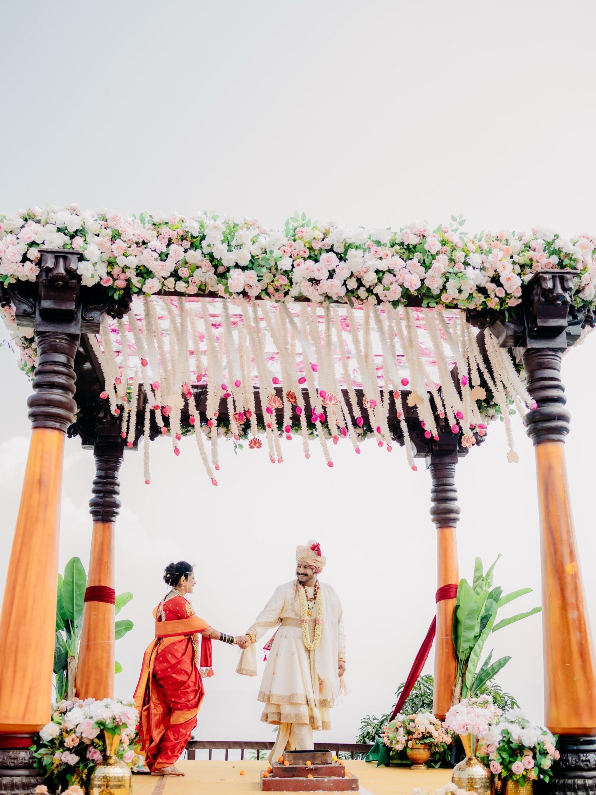 अश्विनीने तिच्या अधिकृत इन्स्टाग्राम अकाऊंटवर लग्नातील फोटो शेअर केले आहेत. अश्विनीने अभिनेता भूषण शिवतरेशी लग्न केले आहे.