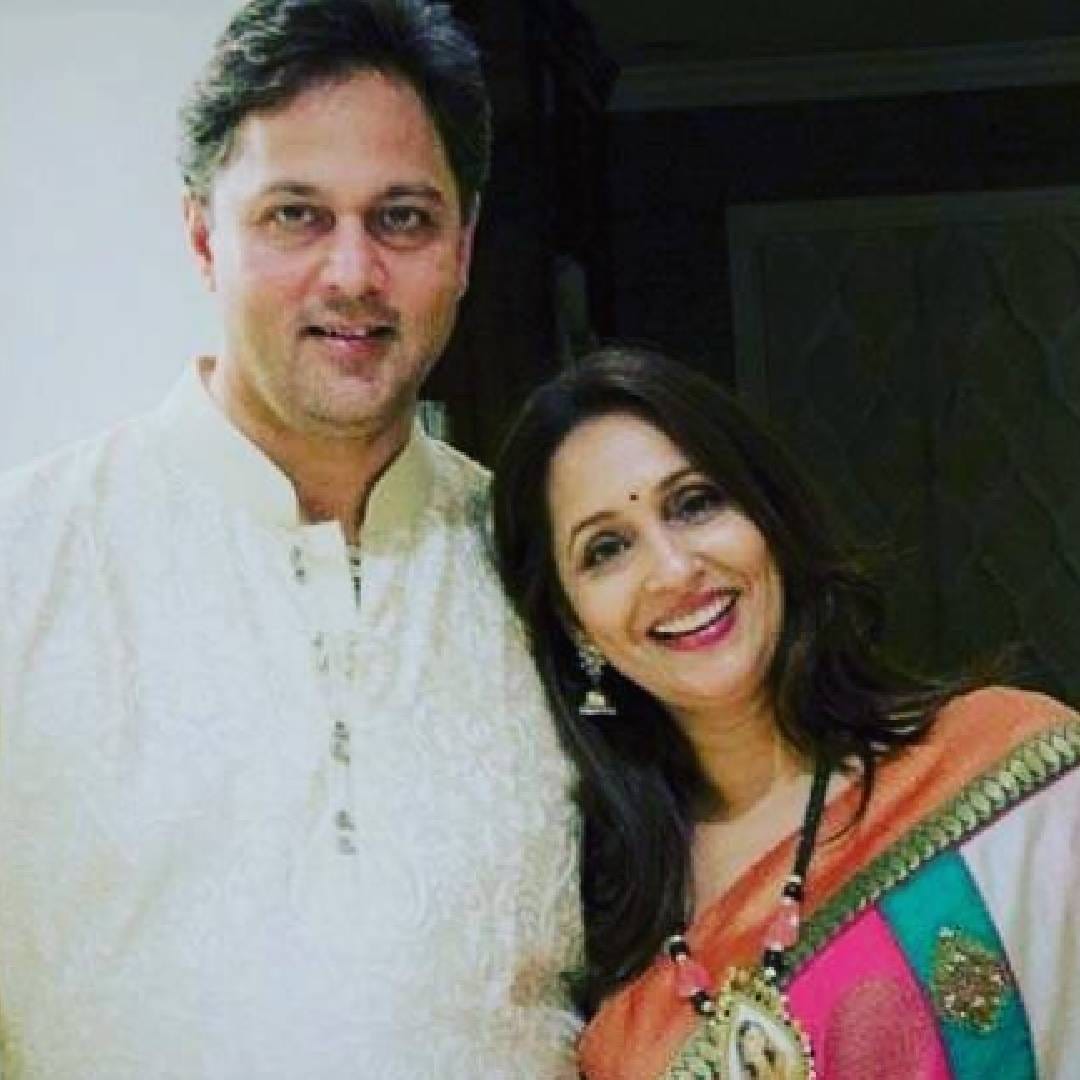 लग्नानंतर अश्विनी यांनी कुटुंब आणि करिअर यांचा समतोल साधत आयुष्याची वाटचाल केली. त्यांच्या वैवाहिक नात्याला अनेक वर्षांचा काळ लोटला असला तरी दोघांमधील जिव्हाळा आजही कायम असल्याचं त्यांच्या फोटोमधून दिसून येतं. सोशल मीडियावर समोर आलेल्या या फोटोंमध्ये अश्विनी भावे आणि त्यांचे पती एकत्र वेळ घालवताना दिसतात. 

