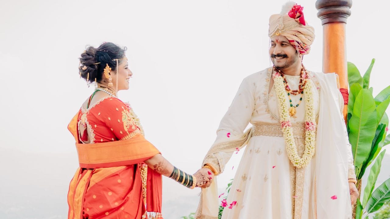 मराठी मनोरंजन विश्वातील लोकप्रिय अभिनेत्री अश्विनी महांगडेच्या वाढदिवसानिमित्त पती भूषण शिवतारेने शेअर केलेल्या पोस्टची चर्चा होत आहे. प्रेमळ शुभेच्छा आणि दोघांचे सुंदर फोटो यांमुळे त्यांच्या चाहत्यांना या खास क्षणाची झलक पाहायला मिळाली.