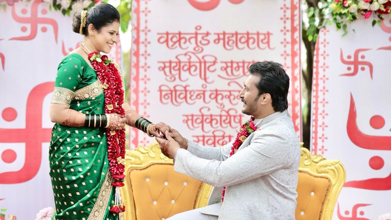 अभिनेत्री अश्विनी महांगडे आणि अभिनेता भूषण शिवतारे यांच्यासाठी यंदाचा वाढदिवस खास ठरला आहे. लग्नानंतरच्या पहिल्या वाढदिवशी भूषणने व्यक्त केलेल्या प्रेमळ भावना चाहत्यांचे लक्ष वेधून घेत आहेत.
