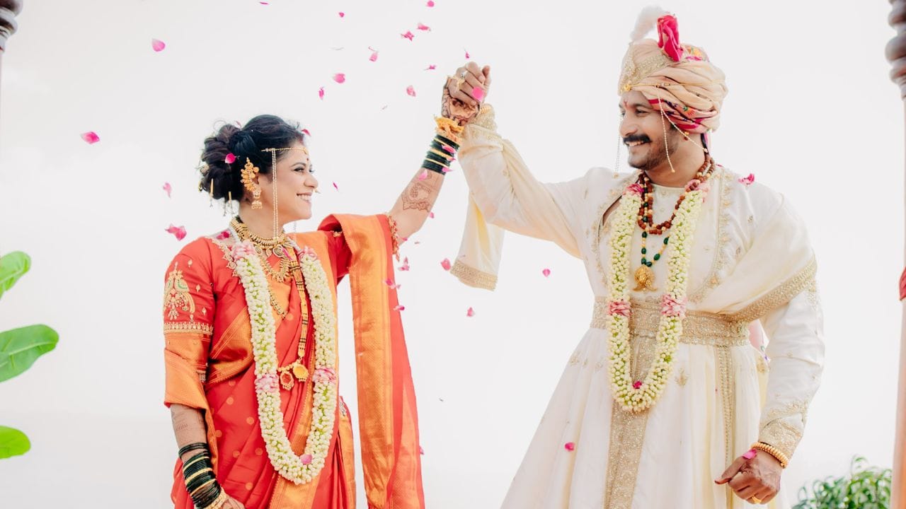 अश्विनी महांगडे आणि भूषण शिवतारे यांचा विवाह सोहळा पाचगणी येथील निसर्गरम्य रिसॉर्टमध्ये पार पडला होता. या विवाहातील सुंदर क्षण आणि दोघांचे आकर्षक फोटो सोशल मीडियावर चर्चेचा विषय ठरले होते.