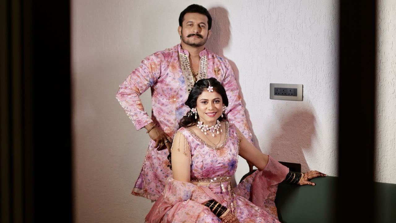 अश्विनी महांगडेच्या वाढदिवसानिमित्त शेअर केलेल्या फोटोंमध्ये तिचा सुंदर पारंपरिक लूक पाहायला मिळत आहे. लेहेंग्यामधील अश्विनी आणि कुर्ता-पायजमा परिधान केलेला भूषण यांची मॅचिंग स्टाइल चाहत्यांना आवडत आहे.