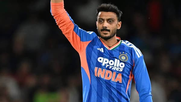 न्यूझीलंडविरुद्धच्या पहिल्या टी-20 सामन्यात अक्षर पटेलची गोलंदाजी महाग ठरली. त्याने 4 षटकांत 51 धावा देत 1 विकेट घेतली.