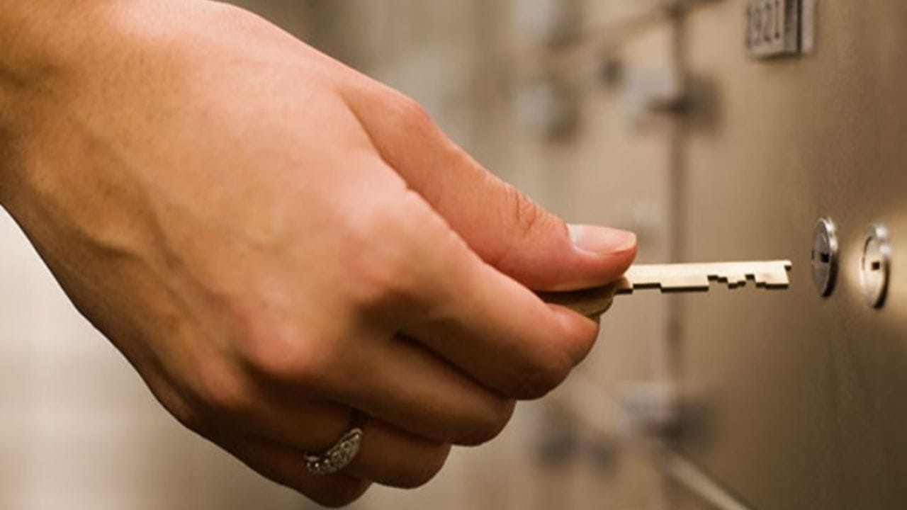 लॉकरची चावी हरवल्याचं लक्षात येताच संबंधित बँकेच्या शाखेला तातडीने कळवावं. बँक ग्राहकाची ओळख तपासून आवश्यक कागदपत्र आणि लेखी हमीपत्र मागू शकतात. काही बँका त्यांच्या अंतर्गत प्रक्रियेनुसार पोलिसात तक्रार करण्यास सांगू शकतात.