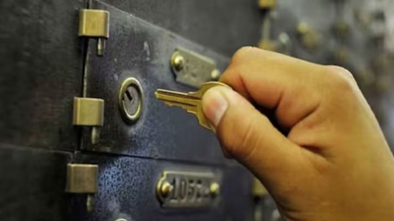 घरातली एखादी साधी चावी हरवली, तर आपण लगेच डुप्लिकेट चावी बनवून घेतो. पण बँकेच्या लॉकरची चावी सहरवली तर मात्र प्रकरण थोडं वेगळं असतं. कारण या लॉकरमध्ये महत्त्वाची कागदपत्रं, दागिने आणि मौल्यवान वस्तू ठेवलेल्या असतात. अशा वेळी चावी हरवली तर कशी मिळवायची आणि त्याची प्रोसेस काय आहे जाणून घ्या.