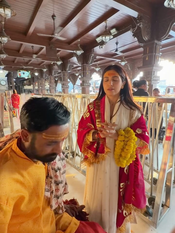 यावेळी तिने महाकालचे दर्शन घेतले आणि आपल्या या दर्शनाचे फोटो सोशल मीडियावरुन चाहत्यांसोबत शेअर केले आहेत. यावेळी तिने दिलेल्या फोटो कॅप्शनमधून तिची महाकालवरील अतूट भक्ती स्पष्ट होत आहे.