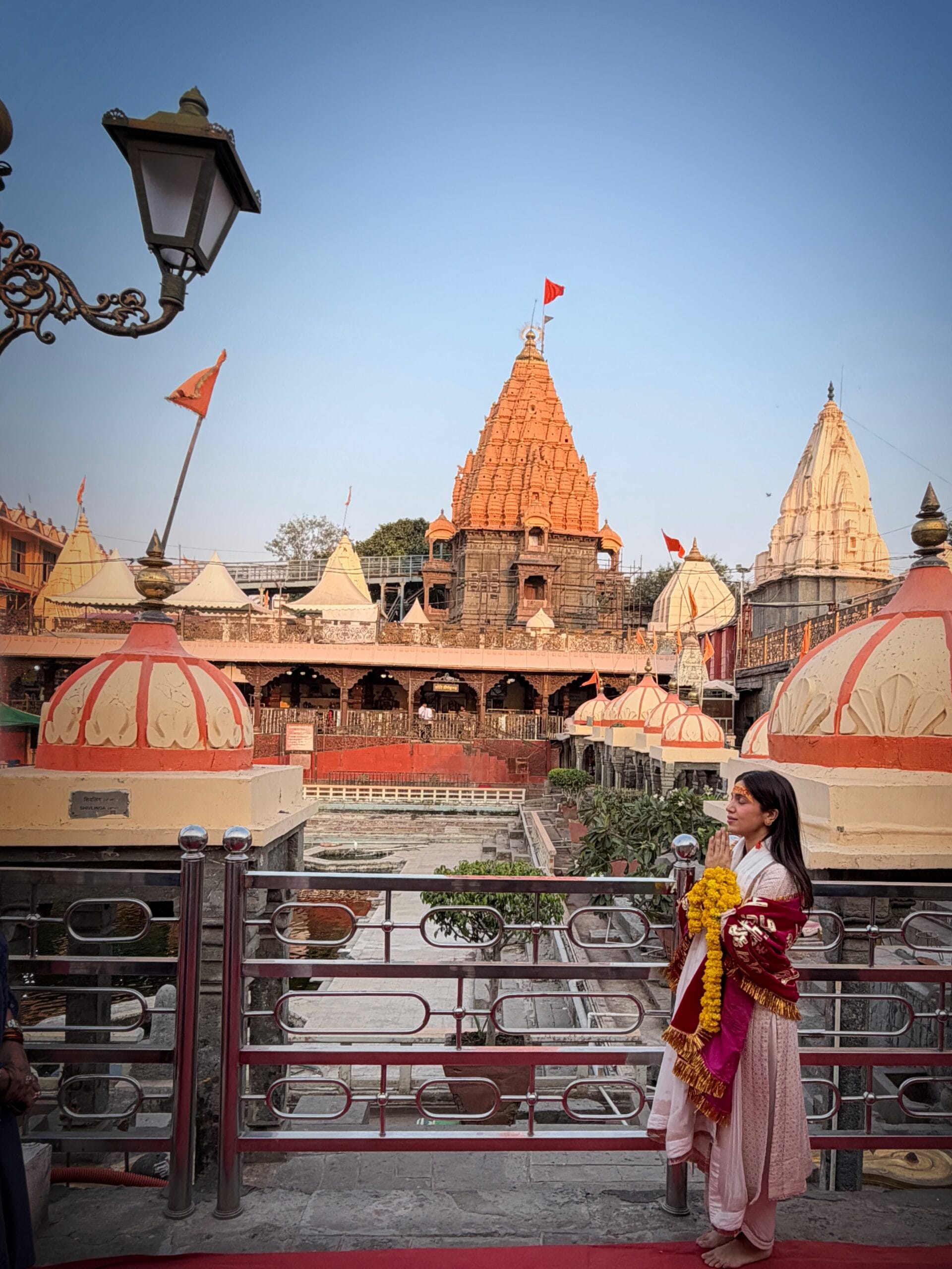 या फोटोंसोबत तिने व्हिडिओही पोस्ट केले आहेत. यावेळी तिने लिहिलं की, "Just surrender, Jai Shri Mahakaal, Happy Diwali"