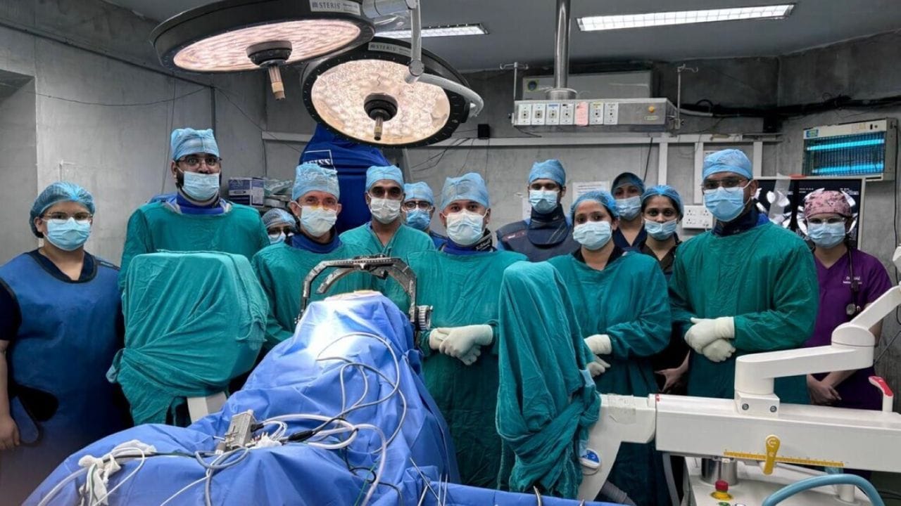 हृदयासारखे आता मेंदूतही लागले पेसमेकर - या रुग्णालयात पहिल्यांदा झाली डीप ब्रेन सर्जरी हृदयासारखे आता मेंदूतही लागले पेसमेकर - या रुग्णालयात पहिल्यांदा झाली डीप ब्रेन सर्जरी