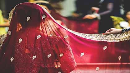 पहिल्याच रात्री नवऱ्याची ती विचित्र अट, नवरीच्या पायाखालची जमीन सरकली.